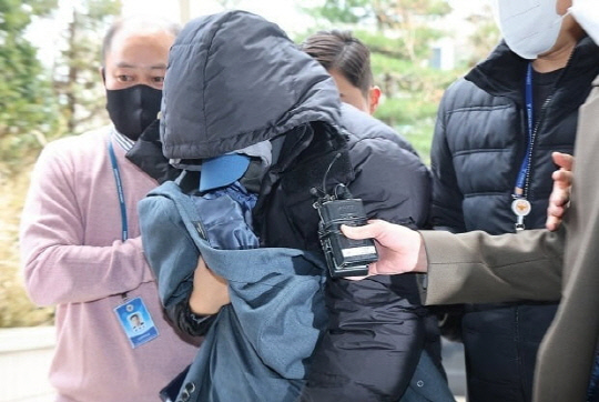 '고 이선균 마약 혐의'와 관련해 유흥업소 여실장과 함께 이 씨를 협박해 금품을 뜯은 혐의를 받는 20대 여성이 피의자 심문(영장실질심사)을 받기 위해 출석하고 있다. [연합뉴스]